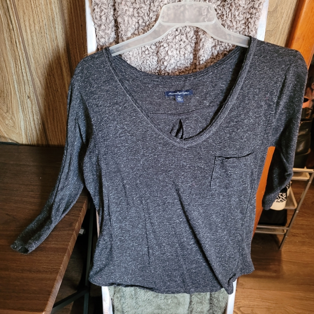AE v-neck shirt